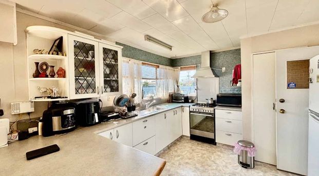 Spacious and Sunny 3-Bedroom Home in a Great Location! - Photo 1