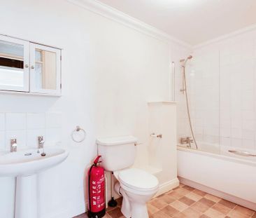 2 bedroom flat to rent - Photo 2