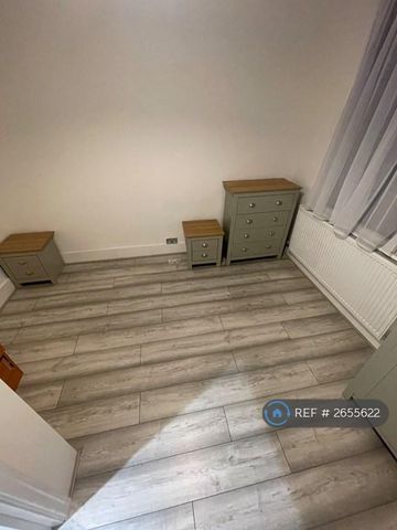 4 bedroom flat to rent - Photo 4