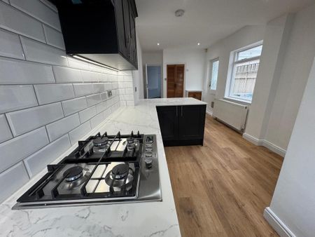 5 bedroom semi-detached house to rent - Photo 2