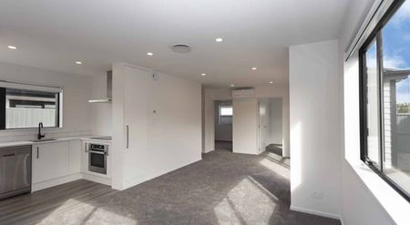 Near New Spacious 2 Bedroom Townhouse! - Photo 5