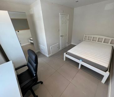 8 bedroom end of terrace house to rent - Photo 3