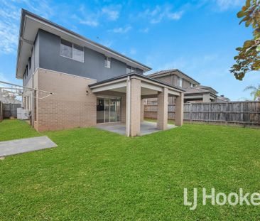 Family House with a Nice Layout in Point Cook for Lease! - Photo 5