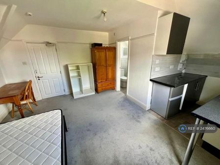 1 bedroom in a house share to rent - Photo 4