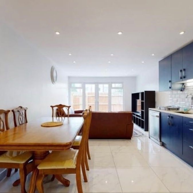 Room in a Shared House, Lovett Way, NW10 - Photo 1