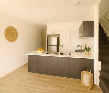 Spacious 4-Bedroom Townhouse with Double Garage - Photo 6