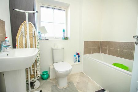 3 bedroom detached house to rent - Photo 4