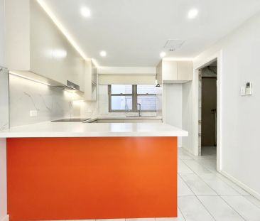 Townhouse-style Apartment with split level. - Photo 1