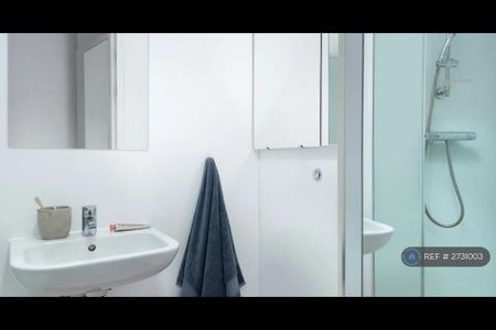 1 bedroom in a flat share to rent - Photo 3