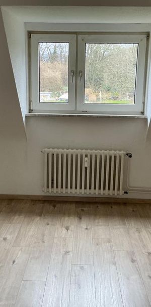Jetzt ansehen: gemütliche 2-Zimmer-Wohnung im Dachgeschoß in Hagen Eilperfeld! - Photo 1
