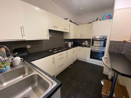 1 bedroom in a house share to rent - Photo 2