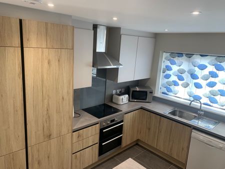 6 Bed Semi-Detached House, Trinity Avenue, NG7 - Photo 5