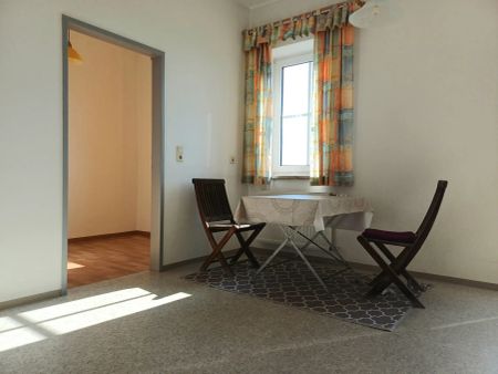 Bestlage - Wohnen am Ring, sonnige 2 ZI mit Balkon und schönen Ausblick, Parkplatz - Photo 3