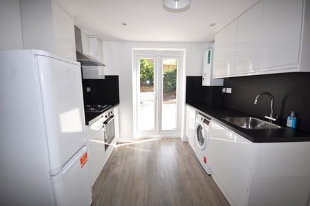One Bedroom Flat to rent in London - Photo 3