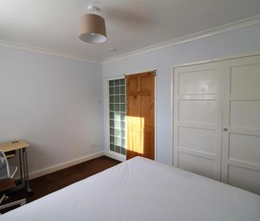 2 bedroom private hall to rent - Photo 2