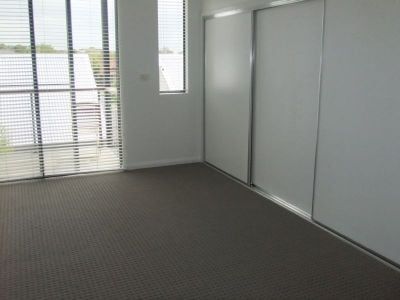 Modern 3 Bedroom Townhouse in Trendy Location! - Photo 4