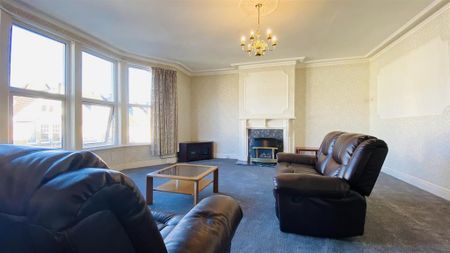 3 bedroom flat to rent - Photo 4
