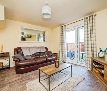 4 bed Town House - To Let - Photo 3