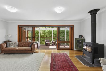 Beautiful four bedroom home backing Red Hill Nature Reserve - Photo 3