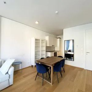 "The Ambassy" im Botschaftsviertel - möblierte Zweizimmerwohnung mit Loggia und Balkon! - Photo 2