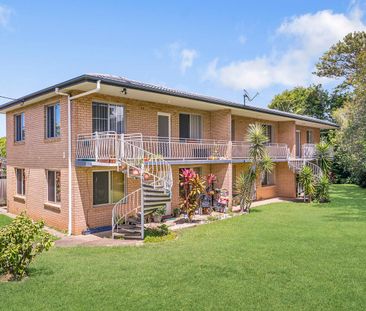 Ground-Floor Unit with Lush Lawn - Photo 5