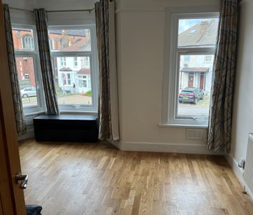 1 Bed Flat, Whitehorse Lane, SE25 - Photo 3