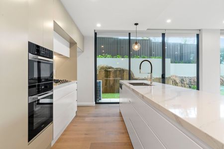 Luxury Three Bedroom Apartment With Parking! - Photo 4