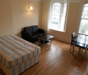 Studio Flat, Bedford Hill, SW12 - Photo 1