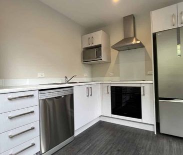 Spacious 3-Bedroom Townhouse - Photo 4