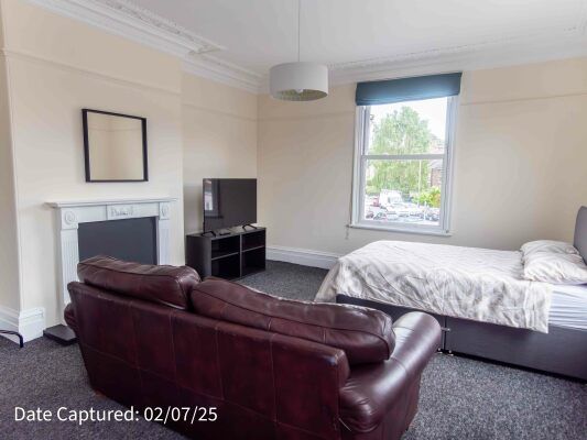 Room 5, 38 Heslington Road - Photo 1