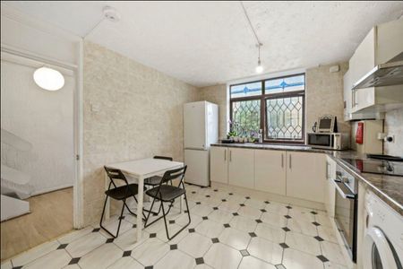 3 Bed Flat, Seyssel St, E14 - Photo 5