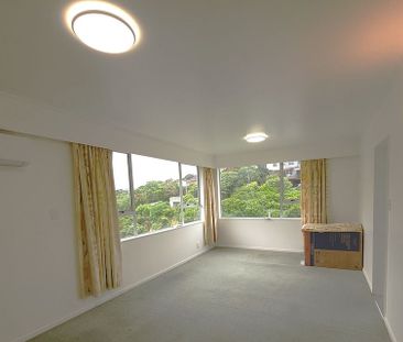 Sunny, 2-Bdrm Upper-Level Flat – Prime Location! - Photo 1