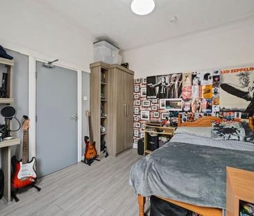 6 bedroom end of terrace house to rent - Photo 4