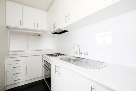 Live in the heart of Essendon - Photo 3