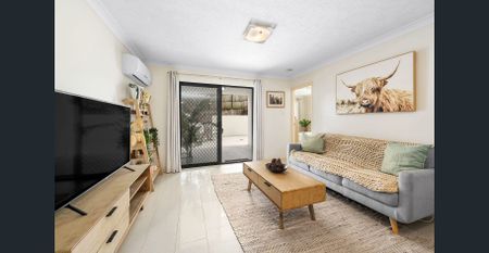 Spacious Two Bedroom Apartment with Private Courtyard – 9 Month Lease Only - Photo 2