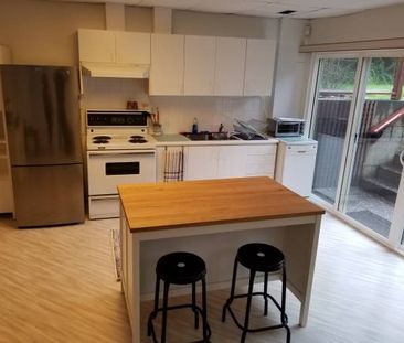 Bright 2 bedroom suite near UBC with Piano - Photo 1