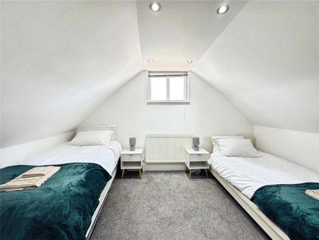 4 bedroom end of terrace house to rent - Photo 2