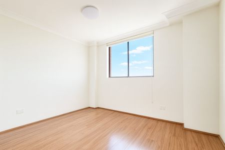Spacious 3-Bed Apartment with 2 Car Spaces - Photo 3