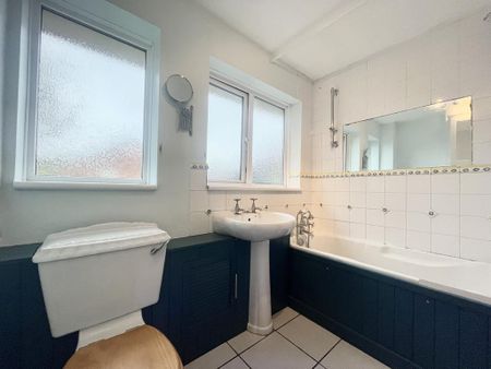 3 bedroom end of terrace house to rent - Photo 2