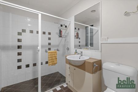 Stylish & Central Apartment in Prime Location - Photo 2