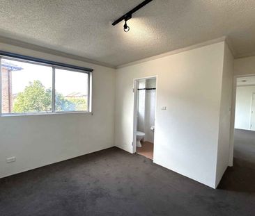 Bright and modern one-bed in the heart of Dulwich Hill - Photo 2
