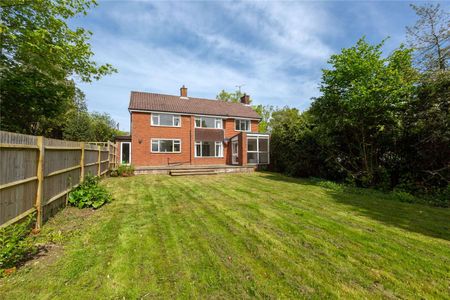 A lovely three bedroom detached house located on the outskirts of Cranbrook - Photo 2