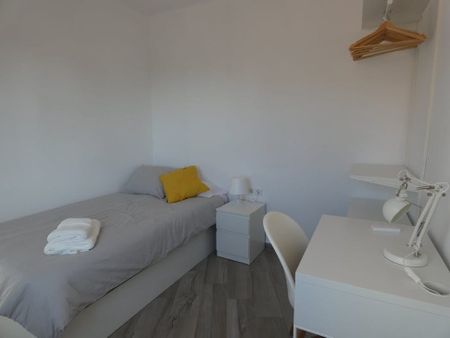 Carrer Vinaròs, L'Hospitalet de Llobregat, Catalonia 08906 - Photo 5