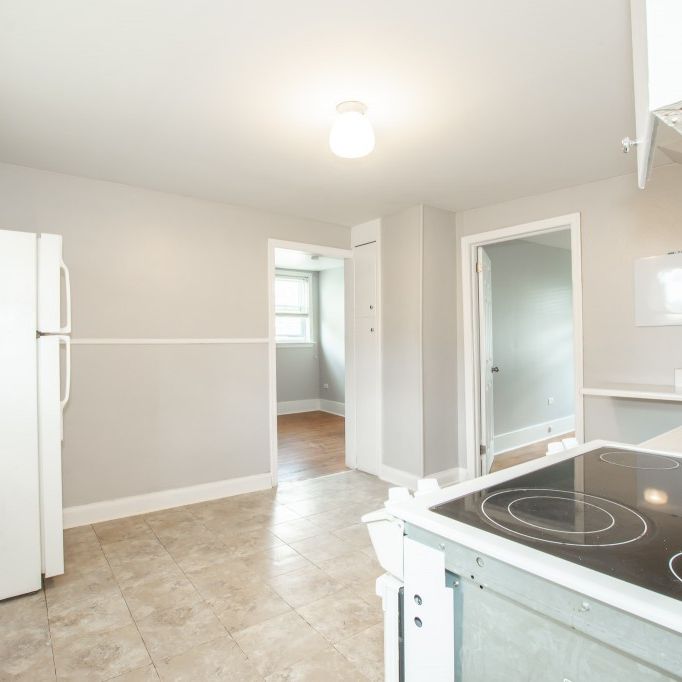 Spacious 2 Bedroom Upper Unit in Welland!! - Photo 1