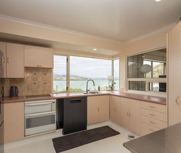 Lovely 4 Bedroom Family Home with Exceptional Views! - Photo 5