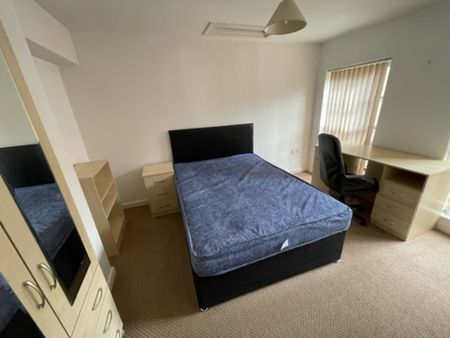 6 Bed Student Accommodation - Photo 2