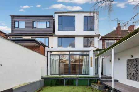 4 bedroom house in Chiswick - Photo 2