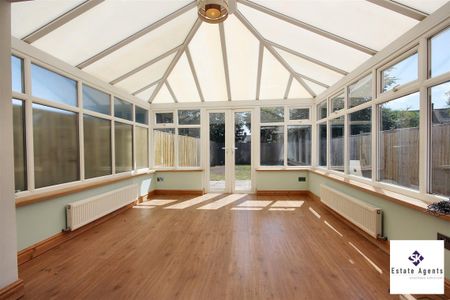 3 Bedroom House - Mid Terrace To Let - Photo 2