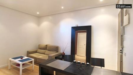 Comfy 1-bedroom apartment with AC to rent in eclectic Lavapiés - Foto 4