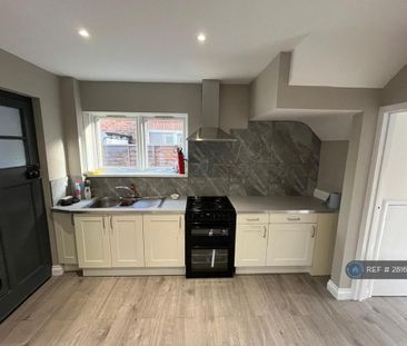 4 bedroom semi-detached house to rent - Photo 4